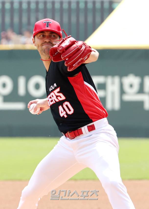 2025 KBO리그 프로야구 SSG 랜더스와 KIA 타이거즈의 더블헤더 1차전 경기가 11일 오후 인천SSG랜더스필드에서 열렸다. KIA 선발 네일이 등판해 피칭을 하고 있다. 인천=김민규 기자/2025.05.11/