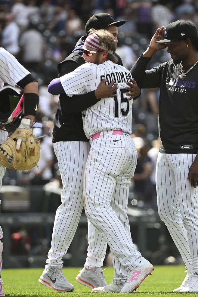 12일(한국시간) 샌디에이고전 승리로 8연패 탈출 후 기뻐하는 헌터 굿맨 등 콜로라도 선수단. AP=연합뉴스