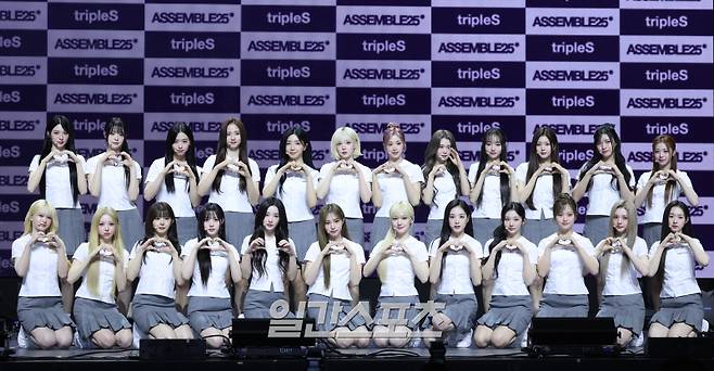 트리플에스 완전체가 12일 오후 서울 용산구 블루스퀘어 마스터카드홀에서 열린 새 앨범 '어셈블25'(ASSEMBLE25) 발매 기념 쇼케이스에 참석해 포즈를 취하고 있다. 타이틀곡 '깨어(Are You Alive)'는 희망과 절망 그 사이에서 불안한 삶을 살아가고 있는 이들에게 보내는 트리플에스만의 주제 의식을 담았다. 서병수 기자 qudtn@edaily.co.kr /2025.05.12/