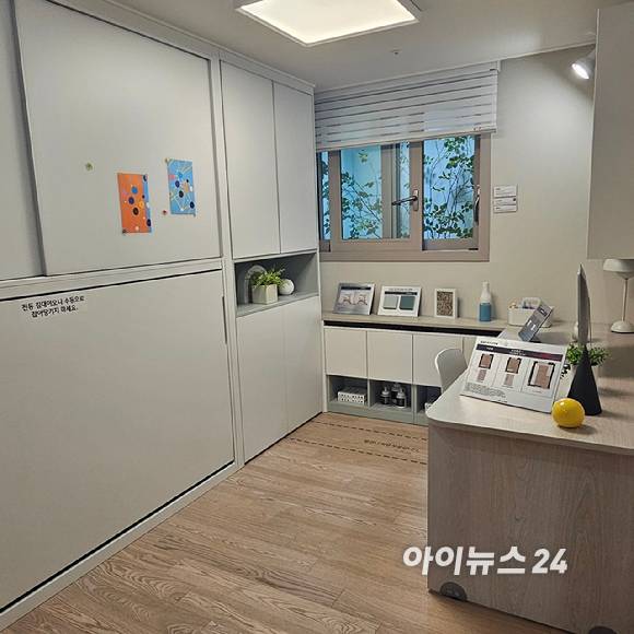 힐스테이트 메디알레 견본주택 내 전용 74㎡A1 유니트 내 침실에 적용된 '자녀 맞춤 공간 컬렉션' 유상옵션으로 적용된 전동 침대를 접었을 때 전경 2025.05.09 [사진=이효정 기자 ]