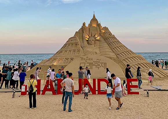 지난해 열린 해운대 모래축제 현장에서 관람객들이 축제를 즐기고 있다. [사진=씨라이프 부산아쿠아리움]