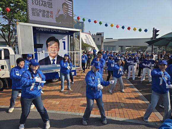 12일 더불어민주당 용인 갑을병정 지역위원회 합동출정식에서 선거사무원들이 선거송에 맞춘 율동을 선보이고 있다. [사진=정재수 기자]