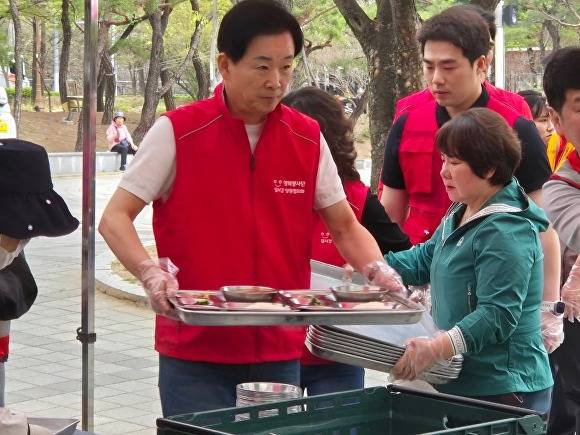 지역 환경문제와 관련, 입장 표명을 유보한 유영하 의원이 무료급식봉사에 나서고 있다 [사진=유영하 페이스북]