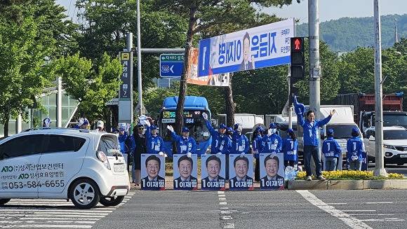 민주당 대구시당 선거운동원들이 12일 출근길 인사를 하고 있다 [사진=민주당 대구시당]