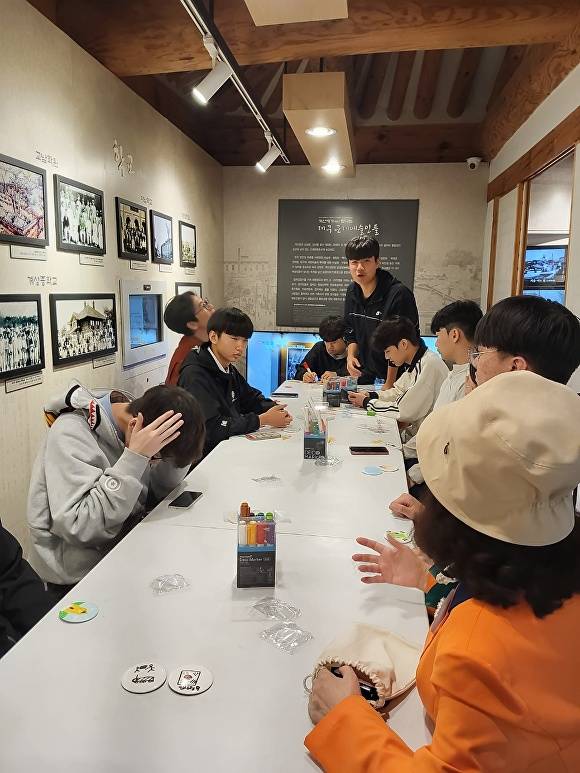 9일 안동 경일고학생들이 중구 근대골목투어를 하고 있다 [사진=중구청]