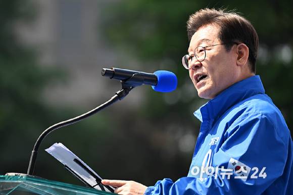 이재명 더불어민주당 대선 후보가 6·3 대통령선거 공식 선거운동 첫날인 12일 '빛의 혁명'을 상징하는 공간인 서울 광화문 청계광장에서 연설을 하고 있다. [사진=곽영래 기자]