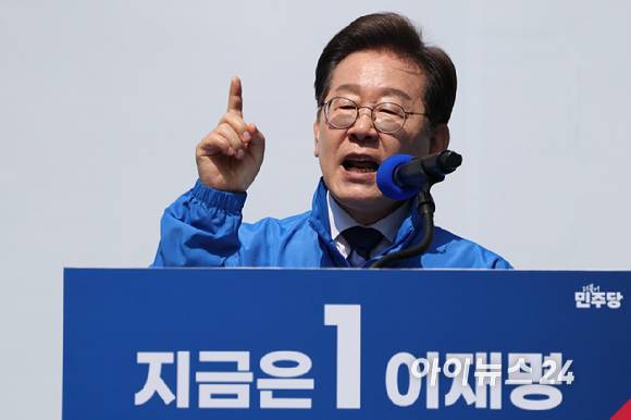 이재명 더불어민주당 대선 후보가 6·3 대통령선거 공식 선거운동 첫날인 12일 '빛의 혁명'을 상징하는 공간인 서울 광화문 청계광장에서 연설을 하고 있다. [사진=곽영래 기자]