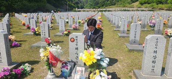 김용태 국민의힘 공동선거대책위원장이 12일 대전 유성구 국립대전현충원에서 채 상병 묘역을 참배하고 있다. [사진=국민의힘]