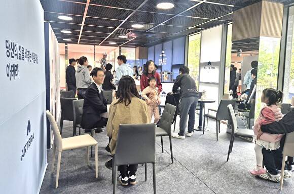 사전방문 행사를 찾은 시민들을 위해 카페 운영 등 편의를 제공하고 있다. [사진=성남시]