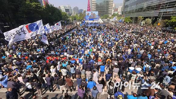 이재명 더불어민주당 대선 후보가 12일 오전 서울 광화문 청계광장에서 열린 공식 선거운동 출정식에 참석하고 있다. [사진=곽영래 기자]