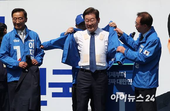 이재명 더불어민주당 대선 후보가 12일 오전 서울 광화문 청계광장에서 열린 공식 선거운동 출정식에서 방탄복을 착용한 가운데 선거운동복을 입고 있다. [사진=곽영래 기자]