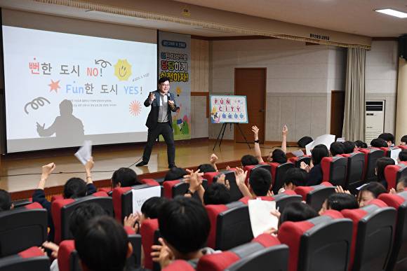 공병철 광산구의회 의원이 진흥중학교에서 ‘청소년 참당당 정치아카데미’ 프로그램을 진행하고 있다 [사진=광주 광산구의회]