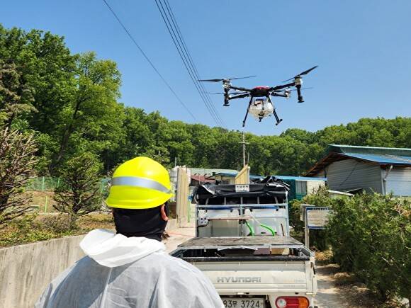 안성시가 아프리카돼지열병 차단을 위해 멧돼지 기피제를 살포하고 있다. [사진=안성시]