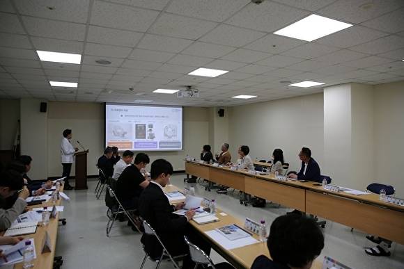 김대식 천안의료원 병원장이 12일 지역 언론과 소통을 강화하기 위한 간담회에서 올해 주요 사업계획을 발표하고 있다 [사진=천안의료원]