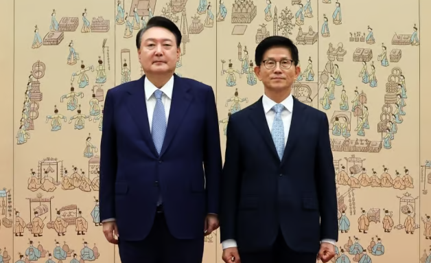 윤석열 전 대통령이 지난해 8월 30일 당시 김문수 고용노동부 장관에게 임명장을 수여하는 모습 (사진, 대통령실)