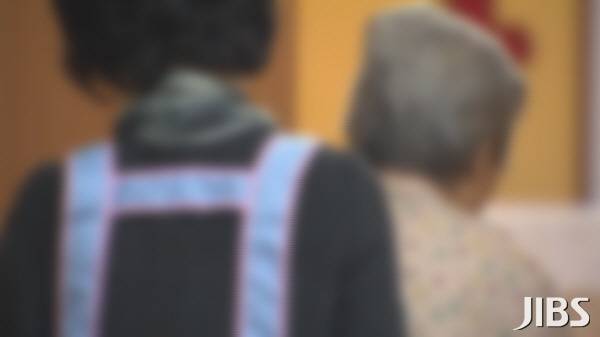 노인 돌봄 자료 사진. (기사 내용과 직접 연관 없음)