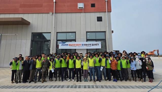 2025년 영농지원 발대식에 참여한 관계자와 봉사자들이 기념촬영을 하고 있다. (제주농협 제공)