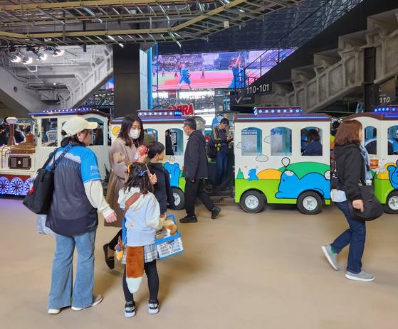 지난달 27일 에스콘필드 홋카이도 통로에서 4량짜리 어린이 기차가 달려 있다.오누키 도모코 특파원