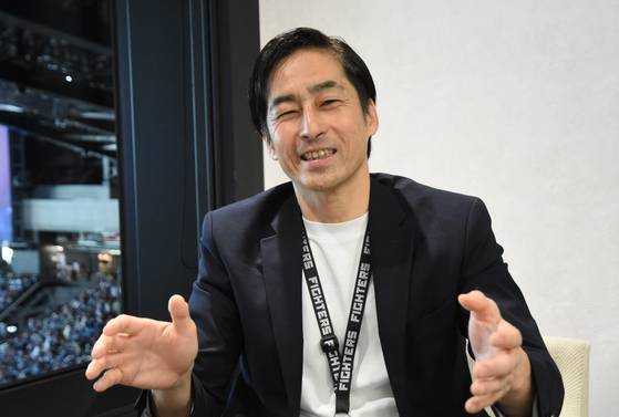 지난달 27일 파이터스 스포츠 & 엔터테인먼트 미타니 히토시 사업본부장이 에스콘필도 홋카이도에서 중앙일보와 인터뷰하고 있다.오누키 도모코 특파원