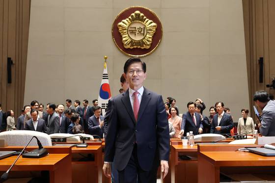 김문수 국민의힘 대통령 후보가 11일 오후 서울 여의도 국회에서 열린 의원총회를 마치고 의총장을 나서고 있다. 뉴스1