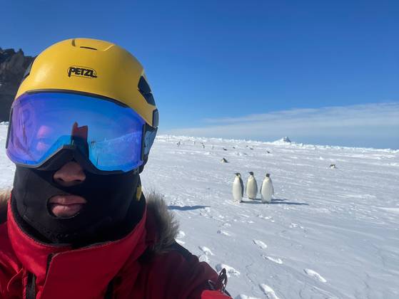 고양소방서 구급대원 김성한(왼쪽) 소방장이 남극 장보고 과학기지에 육상 안전대원으로 2022년 12월부터 2024년 1월까지 1년여간 생활한 기록을 '남극 일 년 살기' 책으로 펴냈다. 사진 김성한 소방장 제공