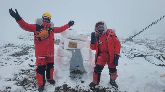극지연구소 남극 장보고 과학기지에 육상 안전대원으로 1년 간 생활한 고양소방서 구급대원 김성한(왼쪽) 소방장이 지난 2023년 1월 남극 멜버른산에서 악천후로 고립됐을 당시 대만대학교 학생이 만든 이글루 앞에 서있다. 사진 김성한 소방장 제공