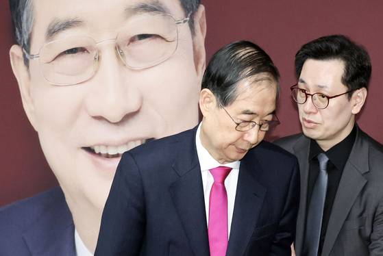 21대 대통령선거에 나섰던 한덕수 전 국무총리가 11일 오전 서울 여의도 선거사무소에서 후보 사퇴의 입장을 밝힌 뒤 퇴장하고 있다. 오른쪽은 손영택 전 국무총리 비서실장. 김성룡 기자