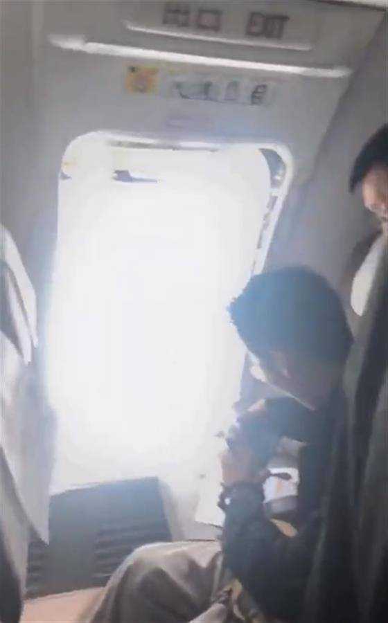 중국 여객기에서 승객이 비상문을 무단으로 개방한 모습. 연합뉴스