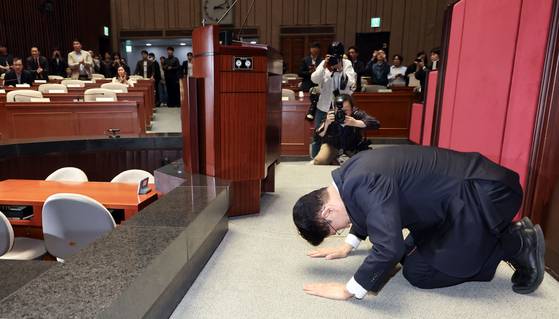 김문수 국민의힘 대선 후보가 11일 오후 국회에서 열린 의원총회에 참석해 큰절을 하고 있다. 김성룡 기자