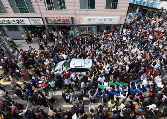 11일 전남 영암군 학산면 독천낙지거리가 남도문화벨트 골목골목 경청투어에 나선 더불어민주당 이재명 대선 후보를 보기 위해 몰린 주민들로 가득 차 있다. 연합뉴스