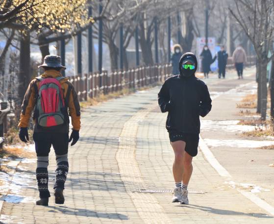 한 산책로에서 시민이 운동을 하고 있다. 뉴시스