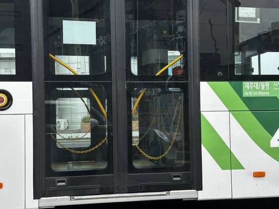 11일 낮 12시 제주시 명신마을 BRT 정류장에 정차 중인 양문형 시내버스의 뒷문. 최충일 기자
