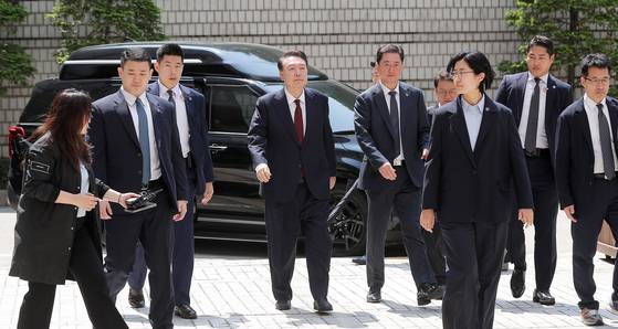 내란 우두머리 혐의로 기소된 윤석열 전 대통령이 12일 서울 서초구 중앙지법에서 오후부터 재개되는 공판에 출석하고 있다.