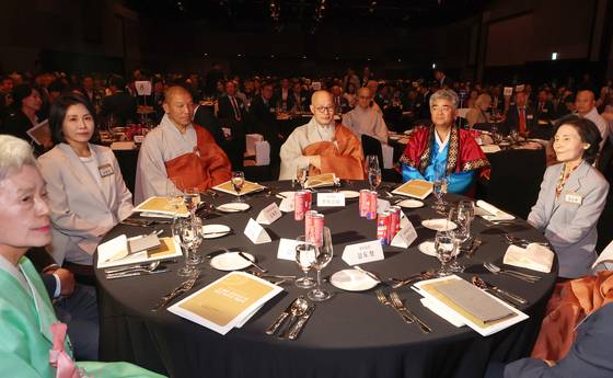 국민의힘 김문수 대선 후보의 부인 설난영 씨와 더불어민주당 이재명 대선 후보의 부인 김혜경 씨가 12일 서울 중구 신라호텔에서 열린 중앙신도회 창립 70주년 기념식에 참석해 있다. 연합뉴스