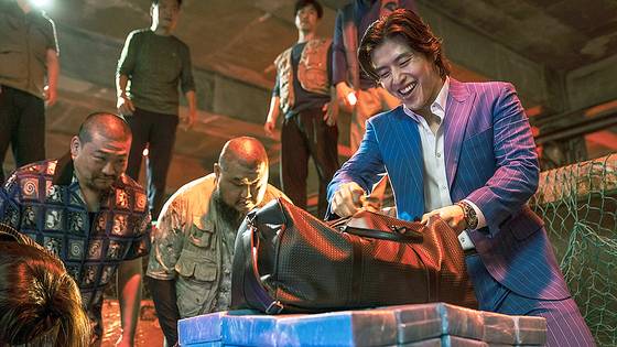 영화 '야당'에서 이강수(강하늘)는 수사기관에 마약 관련 정보를 넘기고, 마약사범에게 감형 흥정을 해주는 브로커 역할을 한다. 사진 플러스엠 엔터테인먼트