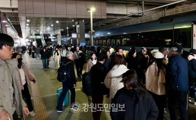 ▲ 3.1절 연휴를 앞둔 2월 28일 오후 강릉역에 도착한 동해선 ITX-마음 승객들이 열차에서 내리고 있다. 이정호