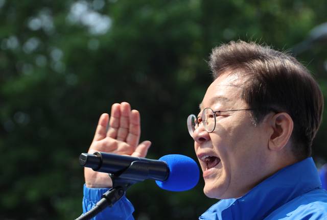 ▲ 더불어민주당 이재명 대선 후보가 6·3 대통령선거 공식 선거운동 첫날인 12일 서울 광화문 청계광장에서 열린 출정식 및 첫 유세에서 후보 연설을 하고 있다. 연합뉴스