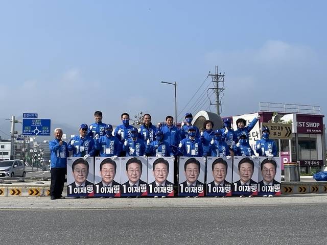 ▲ 6·3 대통령 선거 공식 선거운동이 시작된 가운데, 더불어민주당 홍천지역 선거운동원들이 12일 오전 홍천터미널 인근 로터리에서 거리유세를 벌였다.