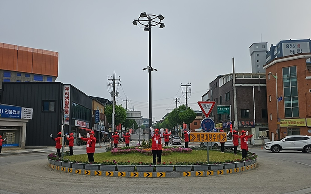 ▲ 6·3 대통령 선거 공식 선거운동이 시작된 가운데 국민의힘 홍천지역 선거운동원들이 12일 오전 홍천터미널 인근 로터리에서 거리유세를 벌였다.