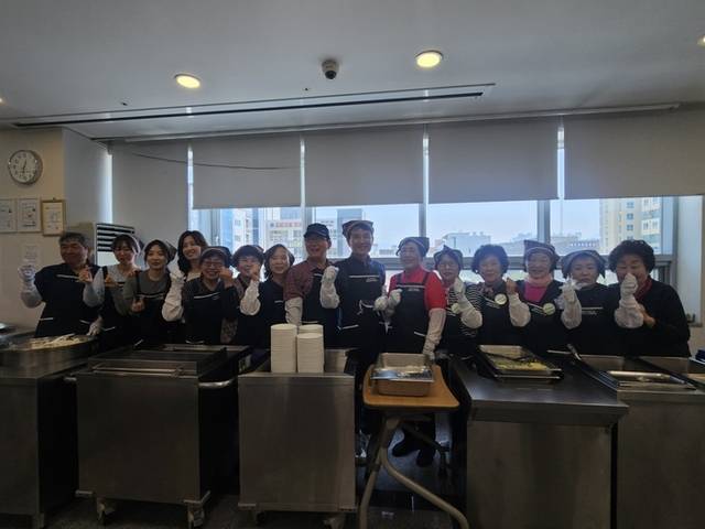 ▲ 김진태 도지사가 12일 가정의 달을 맞아 춘천남부노인복지관(관장 김소영)에 방문해 배식 봉사에 참여했다.