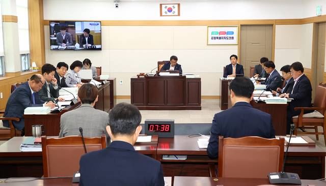 ▲ 강원도의회 안전건설위원회(위원장 최규만)는 12일 ‘화물자동차 운수사업법 위반행위 신고포상금 지급 조례 일부개정조례안’ 등 총 5건의 안건을 심의·가결했다. 도의회 제공