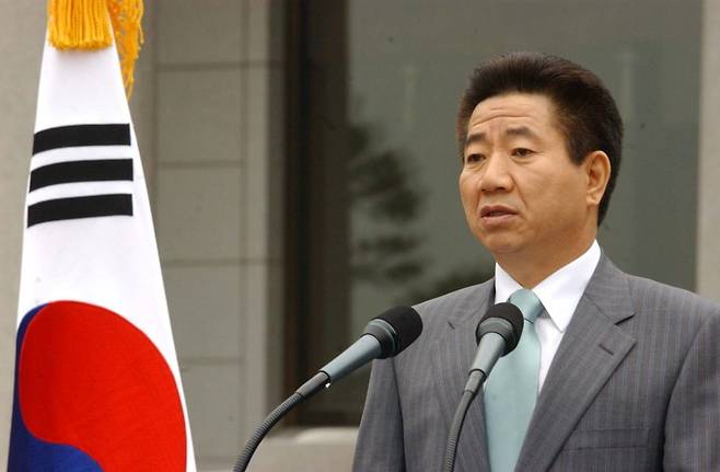 노무현 전 대통령이 2004년 5월 15일 청와대 본관 앞에서 대국민 담화문을 발표하고 있다. 헌법재판소는 전날 노무현 대통령 탄핵심판 사건 선고 공판에서 국회의 청구를 기각했다. /사진=한경DB