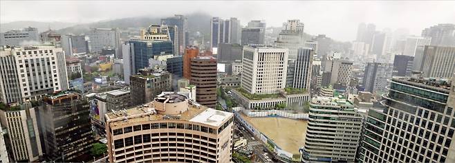 < ‘낡은 오피스’ 가득한 서울 > 서울 3대 권역(도심·강남·여의도)의 오피스 건물 절반 가까이가 30년 이상 된 노후 빌딩인 것으로 나타났다. 도시 경쟁력의 기초 인프라인 오피스 건물에 투자가 필요하다는 지적이 나온다. 지난 11일 서울 중구의 한 건물에서 바라본 서울 도심 업무지구(CBD) 모습. /임형택 기자