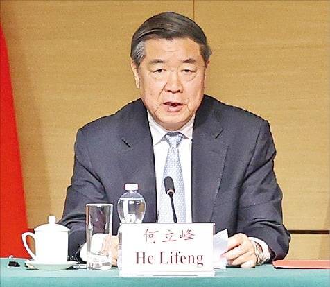< 中 “후속 논의” > 허리펑 중국 부총리가 11일(현지시간) 기자간담회에서 미국과의 무역 협상 내용을 설명하고 있다.    신화연합뉴스