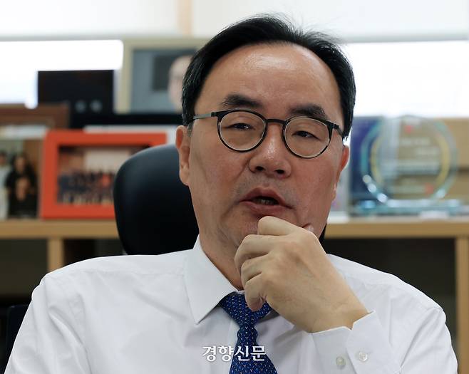 이진우 대한의학회 회장(연세대 의대 교수)이 지난 8일 서울 서대문구 연세대학교 의과대학 자신의 연구실에서 전공의 복귀 등 의정갈등과 관련해 인터뷰를 하고 있다. /서성일 선임기자