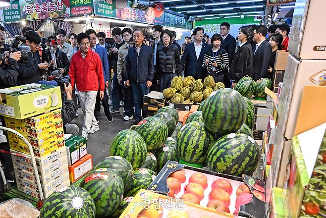 제21대 대통령 선거 공식 선거운동 첫날인 12일 김문수 국민의힘 대선 후보가 서울 송파구 가락시장을 둘러보고 있다. 2025.05.12 성동훈 기자