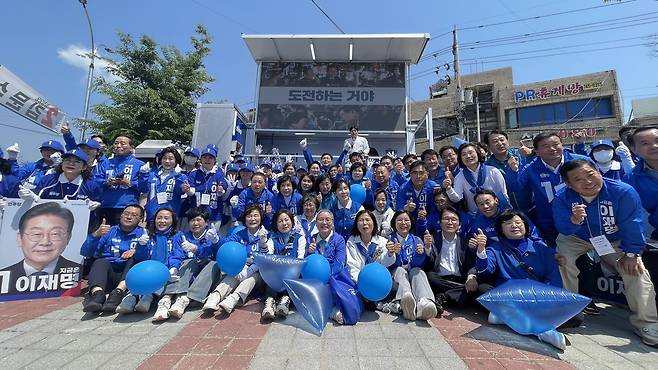 더불어민주당 전남도당 선거대책위원회가 12일 순천 아랫장에서 출정식을 하고 기념촬영을 하고 있다. 민주당 전남도당 제공