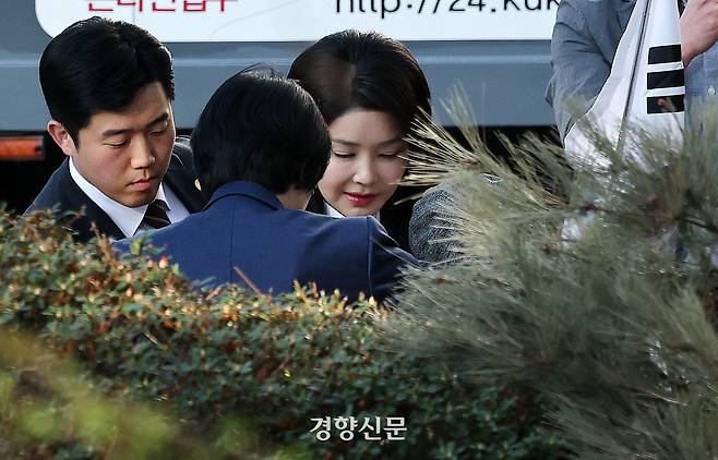 윤석열 전 대통령 부인 김건희 여사가 지난달 11일 한남동 관저를 퇴거해 사저인 서울 서초구 아크로비스타로 들어서며 주민들과 인사를 나누고 있다. 정효진 기자