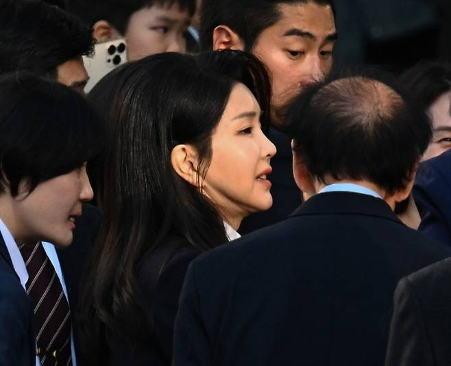 김건희 여사가 지난달 11일 서울 서초구 아크로비스타 사저로 향하고 있다. 사진공동취재단