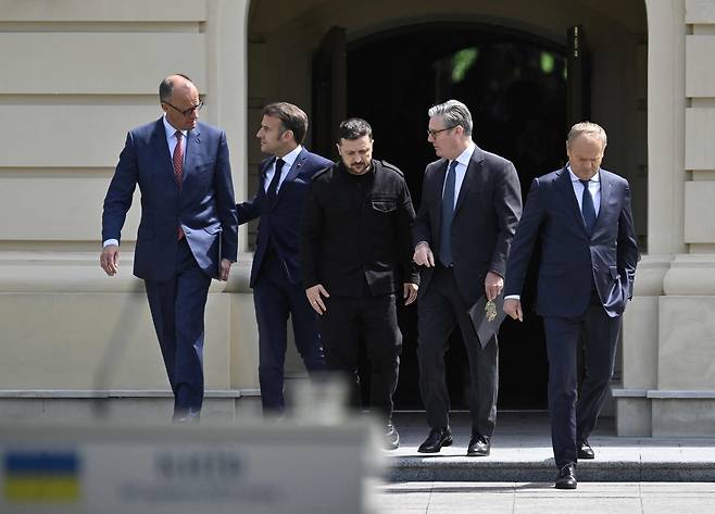 프리드리히 메르츠 독일 총리(왼쪽부터), 에마뉘엘 마크롱 프랑스 대통령, 볼로디미르 젤렌스키 우크라이나 대통령, 케이르 스타머 영국 총리, 도날트 투스크 폴란드 총리가 러시아의 우크라이나 침공과 관련해 10일(현지시간) 키이우에서 회담 후 기자회견장에 도착하고 있다. 프랑스, 영국, 독일, 폴란드 정상은 러시아에 월요일부터 30일간 무조건적인 휴전을 받아들이도록 촉구하기로 합의했다. AFP연합뉴스